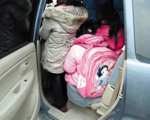 SUV车里面的孩子脸贴着脸 照片由交警提供