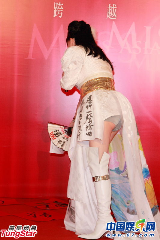 64岁宫雪花爆乳露底教书法 艳压低胸准亚姐