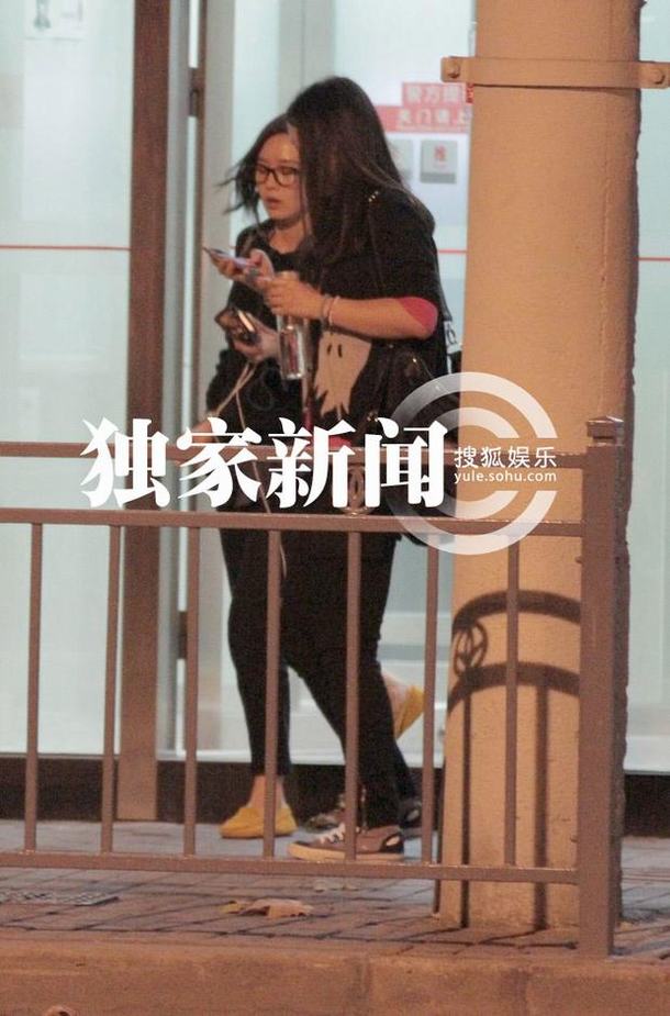 刘诗诗深夜街边摊大闸蟹解馋 网友：粉丝送螃蟹最贴心