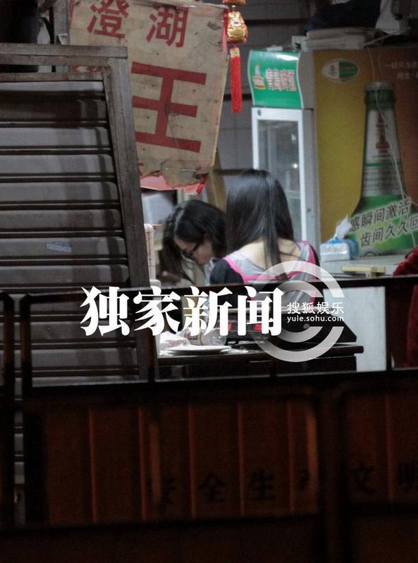 刘诗诗深夜街边摊大闸蟹解馋 网友：粉丝送螃蟹最贴心