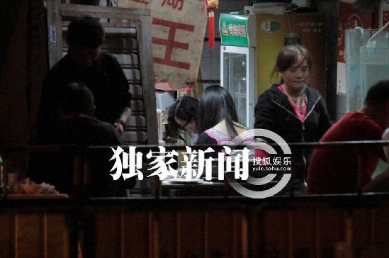 刘诗诗深夜街边摊大闸蟹解馋 网友：粉丝送螃蟹最贴心