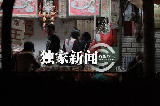 刘诗诗深夜街边摊大闸蟹解馋 网友：粉丝送螃蟹最贴心