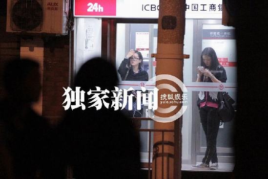 刘诗诗深夜街边摊大闸蟹解馋 网友：粉丝送螃蟹最贴心