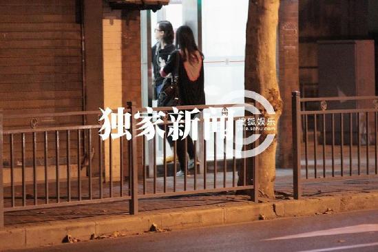 刘诗诗深夜街边摊大闸蟹解馋 网友：粉丝送螃蟹最贴心