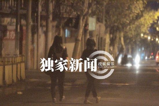 刘诗诗深夜街边摊大闸蟹解馋 网友：粉丝送螃蟹最贴心