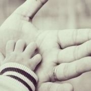 传45岁陈小春升级做父亲 曾获高人指点捐钱求子