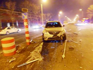 醉驾撞断护栏 顶包不成打交警