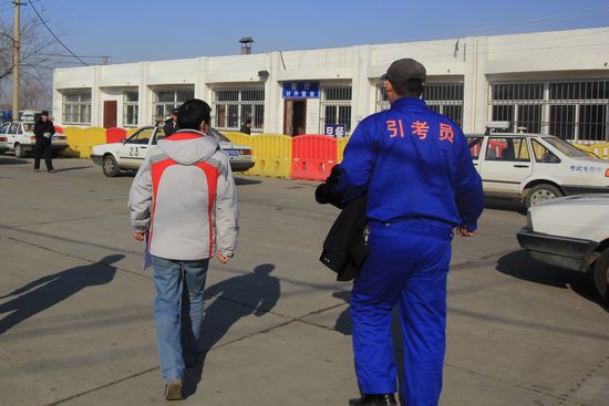 直击青岛新规驾考首日 考生吐槽难过高考