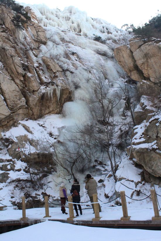 平度茶山现冰瀑奇观 倾泻而下蔚为壮观
