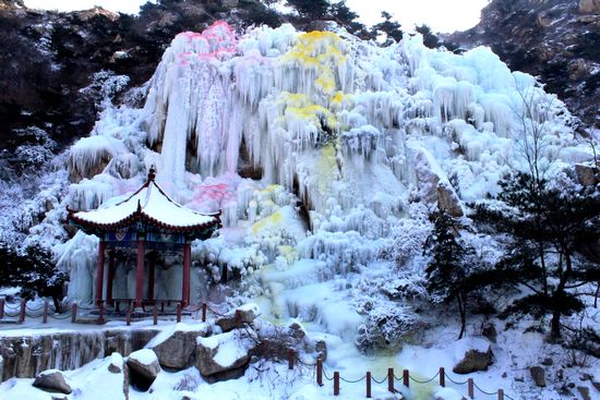 平度茶山现冰瀑奇观 倾泻而下蔚为壮观