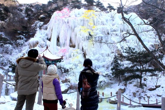 平度茶山现冰瀑奇观 倾泻而下蔚为壮观