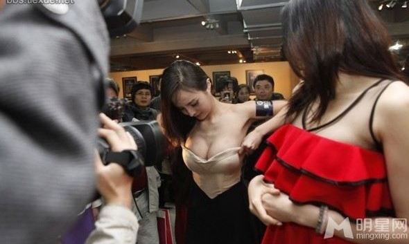 干露露雷人着装大盘点 真空上阵秀双峰不惧走光