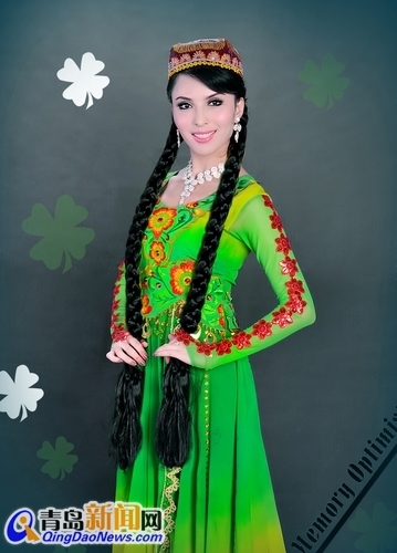 身着民族服饰的札蒂