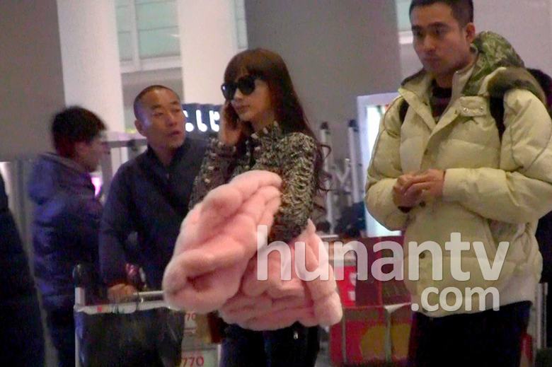 Angelababy穿粉色皮草回京引围观 深夜坐豪车赴黄晓明公寓