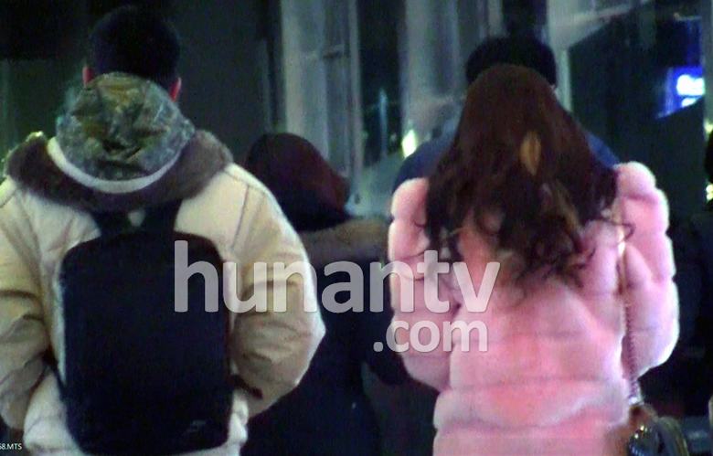 Angelababy穿粉色皮草回京引围观 深夜坐豪车赴黄晓明公寓