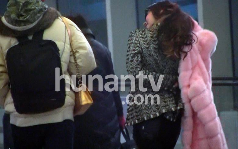 Angelababy穿粉色皮草回京引围观 深夜坐豪车赴黄晓明公寓