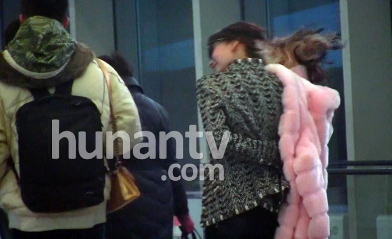 Angelababy穿粉色皮草回京引围观 深夜坐豪车赴黄晓明公寓