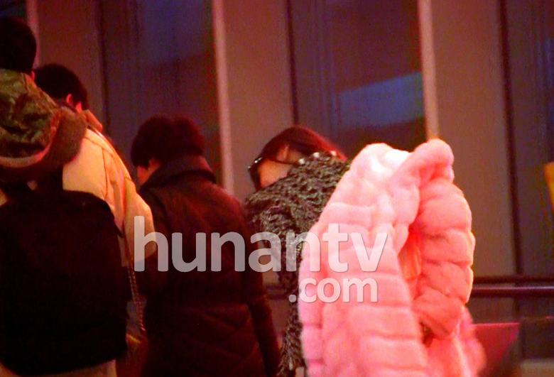 Angelababy穿粉色皮草回京引围观 深夜坐豪车赴黄晓明公寓