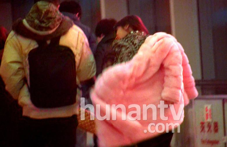 Angelababy穿粉色皮草回京引围观 深夜坐豪车赴黄晓明公寓