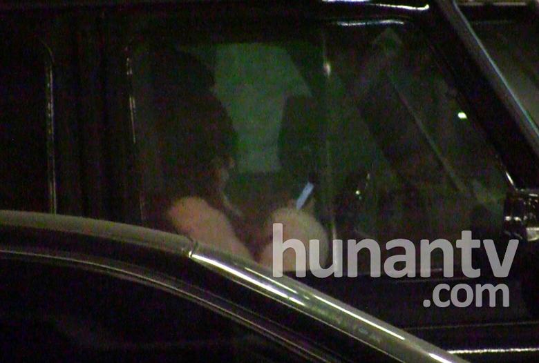 Angelababy穿粉色皮草回京引围观 深夜坐豪车赴黄晓明公寓