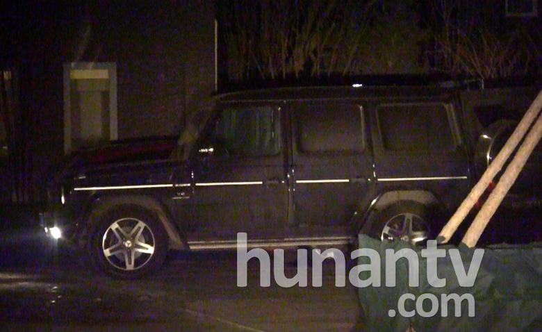 Angelababy穿粉色皮草回京引围观 深夜坐豪车赴黄晓明公寓