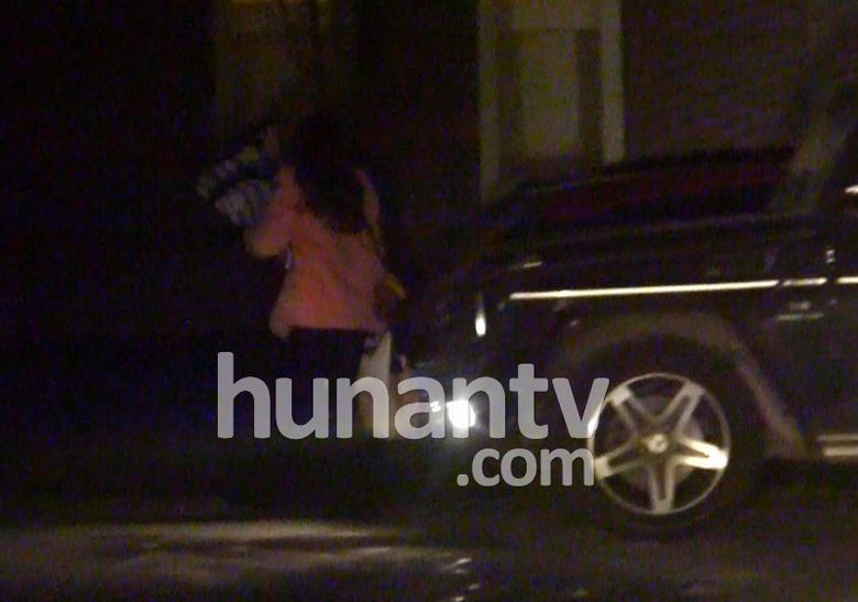 Angelababy穿粉色皮草回京引围观 深夜坐豪车赴黄晓明公寓