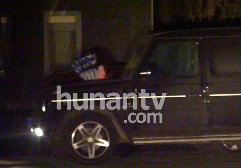 Angelababy穿粉色皮草回京引围观 深夜坐豪车赴黄晓明公寓