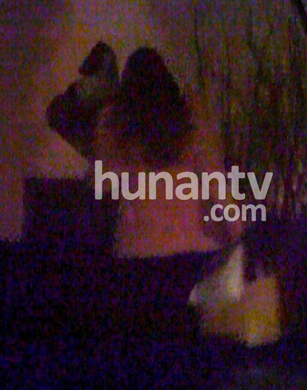 Angelababy穿粉色皮草回京引围观 深夜坐豪车赴黄晓明公寓