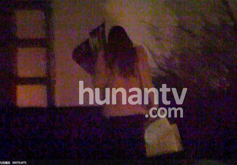 Angelababy穿粉色皮草回京引围观 深夜坐豪车赴黄晓明公寓