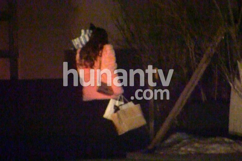 Angelababy穿粉色皮草回京引围观 深夜坐豪车赴黄晓明公寓