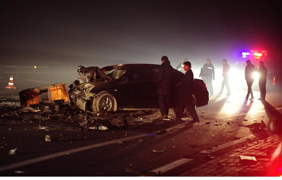 安徽合肥：两车相撞 6死4伤