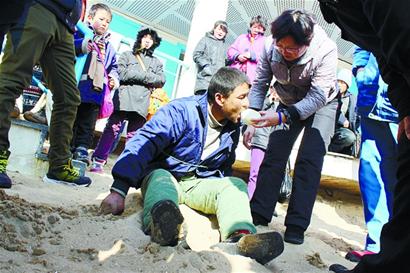 冰海中男子遇险热心人联手施救 冰海中男子遇险热心人联手施救