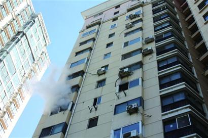 高楼喷火球 电锯破门救