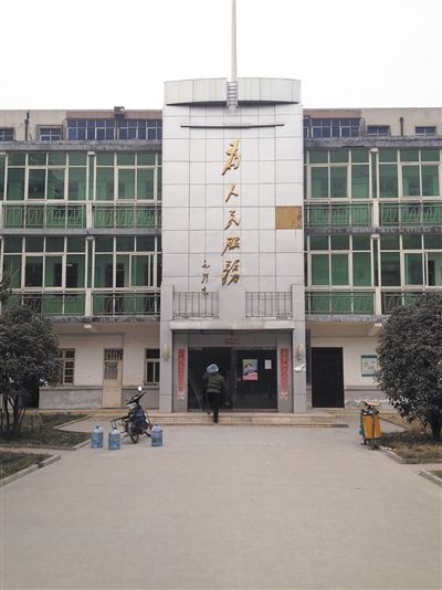 翟振锋任二七区房管局长期间,其“亲属公司”拿到3个经适房项目。