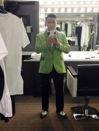 鸟叔暴瘦身形脸颊憔悴