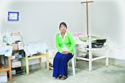 老三的爱人是当地一名医生,他们的小诊所可以免费为艾滋病人提供药品,她身后是一个孕妇生产的手术台。