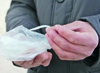 人造银鱼烧不化扯不断 口感有嚼劲似QQ糖