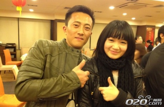 前晚8时许，在广州市海珠区宝岗大道北的宏宇广场，发生了惊险一幕。一名女子先是朝空中撒钱，接着又拿出剪刀欲自残。“美腿女侠”现身后，脚蹬高筒靴踢刀救自杀女子。(视频截图)