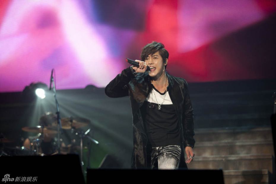 韩星金贤重日本演唱会2万粉丝挤爆会场 粉丝尖叫险失控