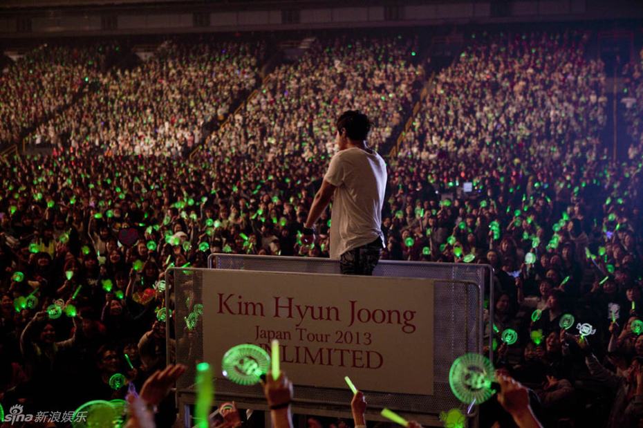 韩星金贤重日本演唱会2万粉丝挤爆会场 粉丝尖叫险失控