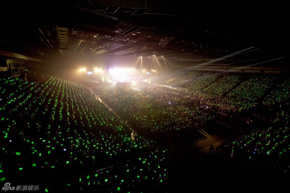 韩星金贤重日本演唱会2万粉丝挤爆会场 粉丝尖叫险失控