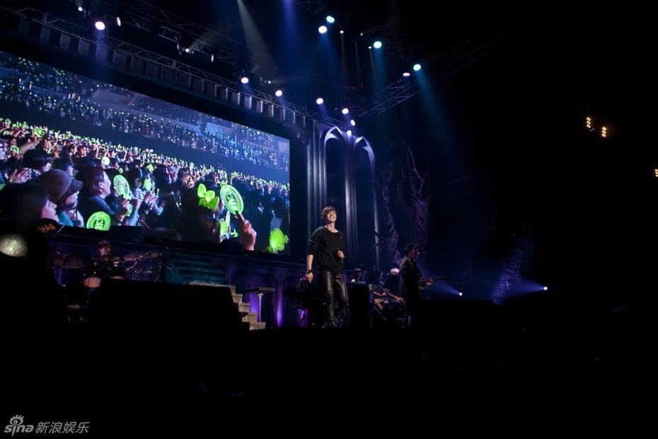 韩星金贤重日本演唱会2万粉丝挤爆会场 粉丝尖叫险失控