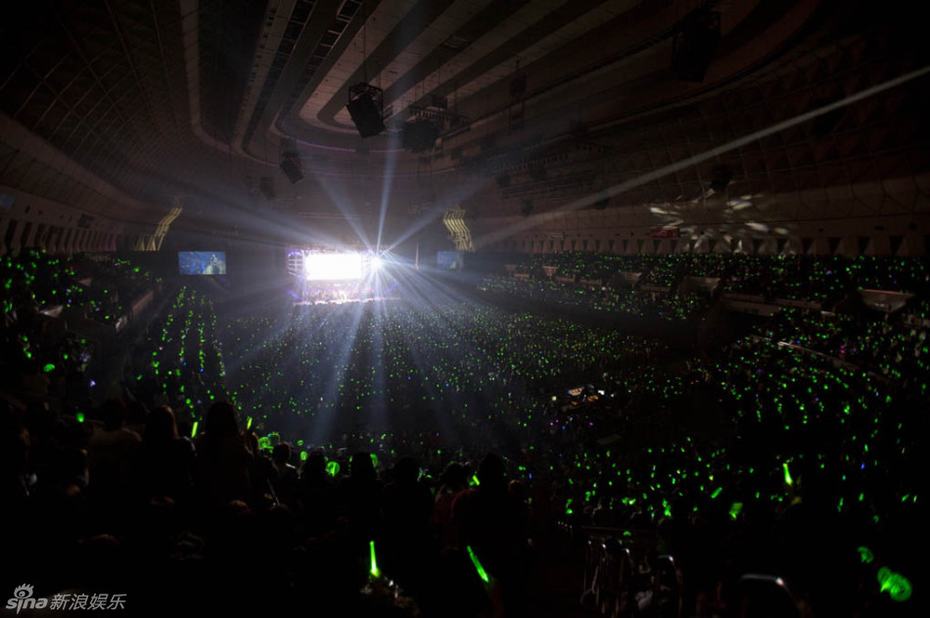 韩星金贤重日本演唱会2万粉丝挤爆会场 粉丝尖叫险失控