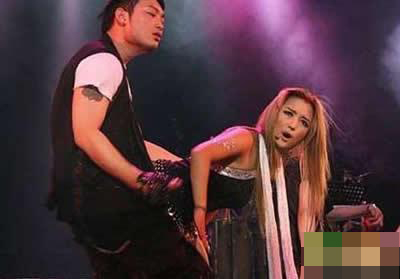 吴雨霏演唱会当众换装 盘点明星大尺度演唱会