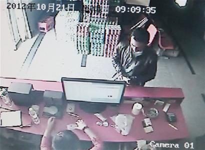 青年穿偷来皮衣网吧上网被拍 青年穿偷来皮衣网吧上网被拍