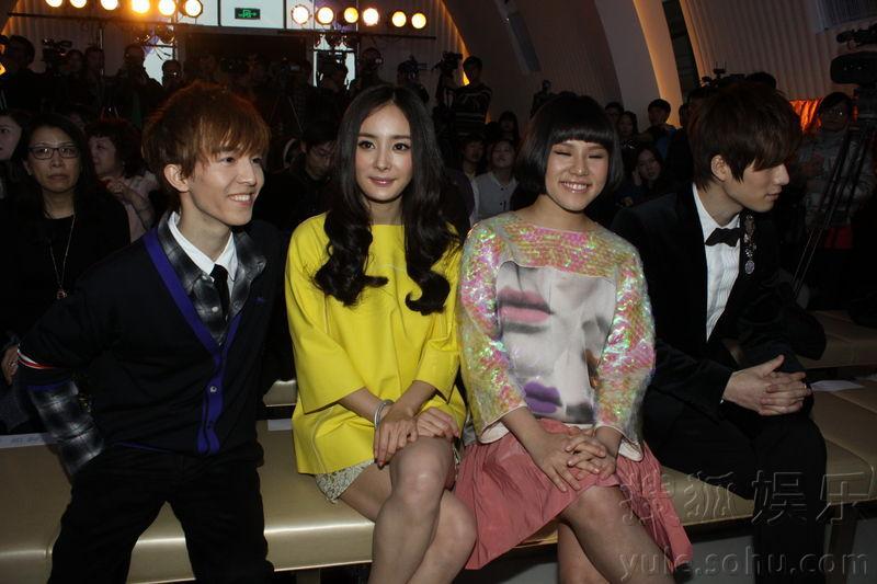 杨幂台上踩掉鞋子狼狈蹲地 小明终得俯瞰美人