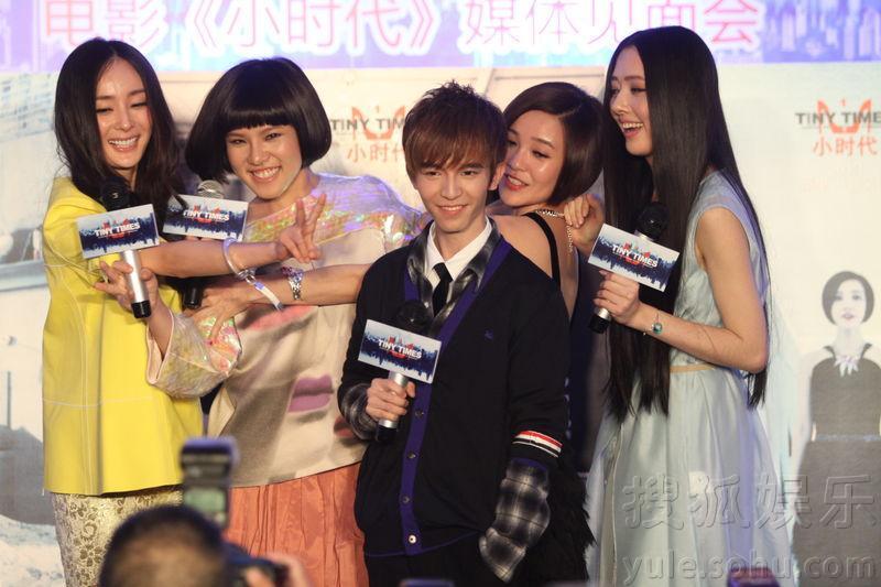 杨幂台上踩掉鞋子狼狈蹲地 小明终得俯瞰美人