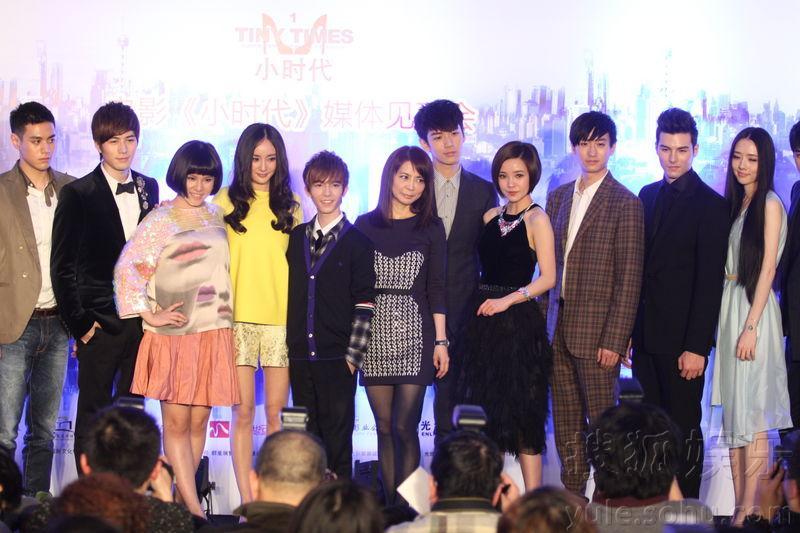 杨幂台上踩掉鞋子狼狈蹲地 小明终得俯瞰美人