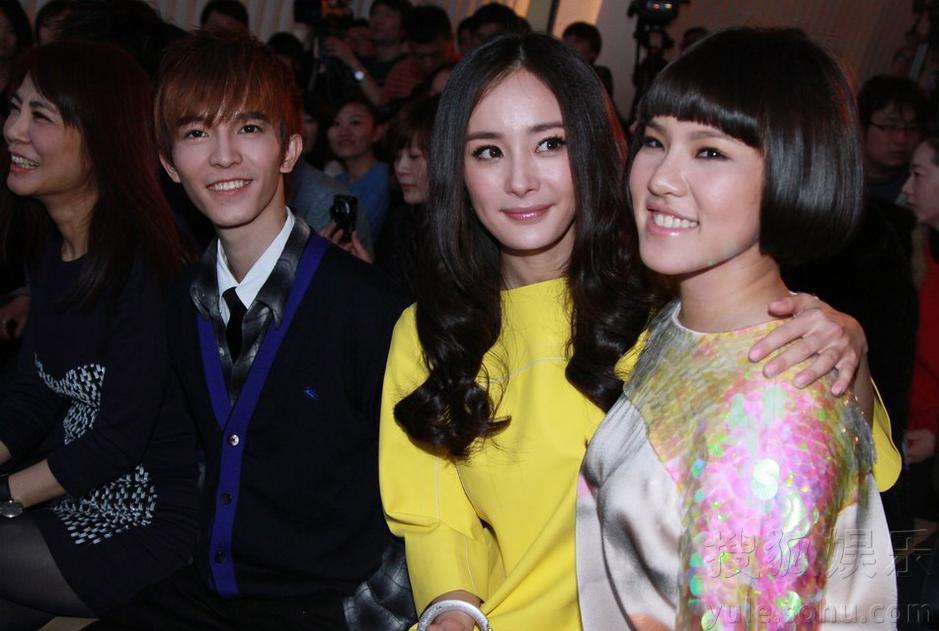 杨幂台上踩掉鞋子狼狈蹲地 小明终得俯瞰美人