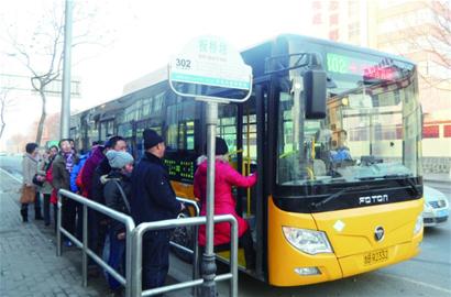 巨无霸公交缓解乘车高峰